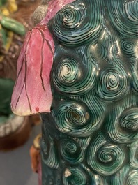 Un mod&egrave;le d'un lion bouddhiste en porcelaine de Chine famile rose et une paire de porte-encens en biscuit &eacute;maill&eacute; vert, 19&egrave;me